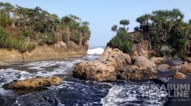 Pantai Karang Bolong. l Istimewa