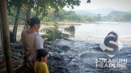 Warga menatap gelombang pasang Pantai Palabuhanratu. l Istimewa 