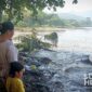 Warga menatap gelombang pasang Pantai Palabuhanratu. l Istimewa 