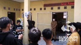 Warga geruduk Kantor Kepala Desa Sukaresmi. l Istimewa 