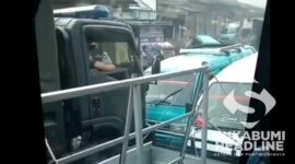 Angkot vs truk TNI di Cibadak. l Istimewa