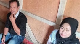 Ketua Komisi Perlindungan Anak Indonesia Daerah (KPAID) Kabupaten Tasikmalaya, Ato Rinanto mengunjungi korban perundungan di Tasikmalaya. l kompas.com