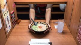 Pelayan restoran tak memperlihatkan wajah. l Istimewa