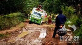 Truk amblas di jalan rusak Cidadap. l Dasep