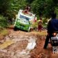 Truk amblas di jalan rusak Cidadap. l Dasep