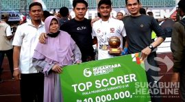 Muhammad Gaoshirowi dan keluarga usai menerima penghargaan top skor. l Dok. Pribadi