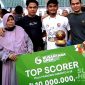 Muhammad Gaoshirowi dan keluarga usai menerima penghargaan top skor. l Dok. Pribadi