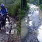 Salah seorang guru SD Negeri Karang Bentang melintasi jalan rusak di Cidolog, Kabupaten Sukabumi. l Istimewa 