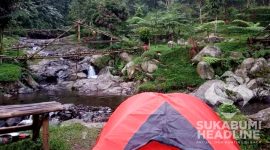 Kemping di kawasan Curug Manglid. l Sandi Sukma 