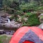 Kemping di kawasan Curug Manglid. l Sandi Sukma 