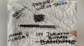 Paket Persib Store dicorat-coret kurir J&T. l Istimewa 