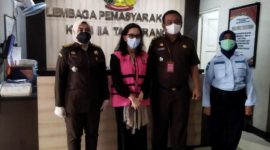 Jaksa Pinangki melepas jilbabnya. l Istimewa 