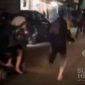 Pelajar SMK mengejar warga Nagrak yang sedang meronda. l Istimewa 
