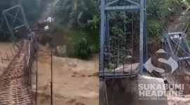 Jembatan penyeberangan ambruk diterjang luapan Sungai Cigadung. l Istimewa 