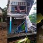 Rumah warga Cibitung ambruk terendam banjir. l Istimewa 