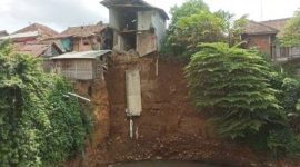 Rumah warga Lembursitu tergerus longsor. l Istimewa
