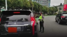 Polisi tilang mobil dengan rotator. l Istimewa