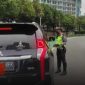Polisi tilang mobil dengan rotator. l Istimewa