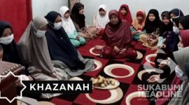 Santriwati menjenguk Hajjah Ai, tokoh masyarakat yang sedang sakit. l Istimewa