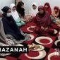 Santriwati menjenguk Hajjah Ai, tokoh masyarakat yang sedang sakit. l Istimewa