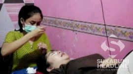 Herawati, owner Aftar Eyelash sedang melayani pelanggan. l Herawati