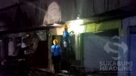 Petugas PLN sedang mempreteli jaringan listrik kios Pasar Parungkuda. l Dody Ruhyat