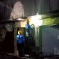Petugas PLN sedang mempreteli jaringan listrik kios Pasar Parungkuda. l Dody Ruhyat