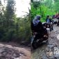 Jalan rusak di Gegerbitung diprotes kepala desa. l Istimewa