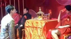 Mertua wanita menutupi wajahnya karena kaget menantunya adalah mantan pacarnya. l Istimewa