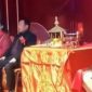 Mertua wanita menutupi wajahnya karena kaget menantunya adalah mantan pacarnya. l Istimewa