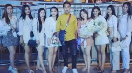 Nathapon di tengah kedelapan istrinya. l Istimewa