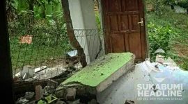 Rumah milik Sosop, seorang janda ambruk. l Nur Aeni