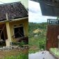 Rumah rusak akibat bencana pergerakan tanah di Sagaranten. l Ali Akbar