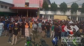Warga Cicurug melakukan aksi demo di PT MCA. l Istimewa