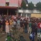Warga Cicurug melakukan aksi demo di PT MCA. l Istimewa