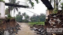 Jembatan penghubung Gunungguruh dengan Jampang Tengah nyaris ambruk. l Imat Surahmat