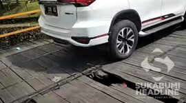 ondisi jembatan sementara penghubung Cicurug - Cidahu, Kabupaten Sukabumi rusak. l M. Adisnurohman