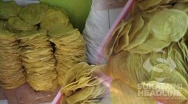 Kerupuk asoy dipasarkan Aidah. l Irfan