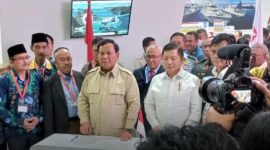 Prabowo Subianto dan Suharso Monoarfa saat penandatanganan pembelian pesawat N219. l Istimewa