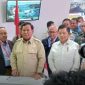 Prabowo Subianto dan Suharso Monoarfa saat penandatanganan pembelian pesawat N219. l Istimewa