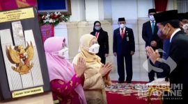 Perwakilan keluarga KH Ahmad Sanusi menerima anugerah Pahlawan Nasional dari Presiden Joko Widodo. l Istimewa