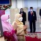 Perwakilan keluarga KH Ahmad Sanusi menerima anugerah Pahlawan Nasional dari Presiden Joko Widodo. l Istimewa
