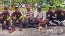 4 pemuda Nagrak pemain Tim Futsal Kabupaten Sukabumi bersama Aipda Dedy. l Istimewa