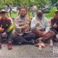 4 pemuda Nagrak pemain Tim Futsal Kabupaten Sukabumi bersama Aipda Dedy. l Istimewa