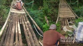 Jembatan penyeberangan di perbatasan dua desa 
di Sukabumi rutin diganti warga. l Asep Aang Nuh
