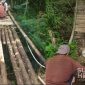 Jembatan penyeberangan di perbatasan dua desa 
di Sukabumi rutin diganti warga. l Asep Aang Nuh