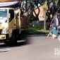 ODGJ melakukan shalat di jalan depan Terminal Kota Sukabumi. l Lestari Laely