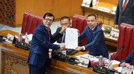 Pengesahan RUU KUHP Baru, Menkumham Yasona Laolly dan Sufmi Dasco. l Kemenkumham