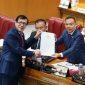 Pengesahan RUU KUHP Baru, Menkumham Yasona Laolly dan Sufmi Dasco. l Kemenkumham