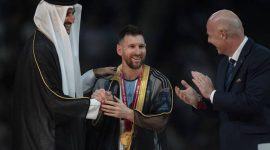 Lionel Messi mengenakan jubah Bisht saat menerima trofi Piala Dunia Qatar. l Istimewa